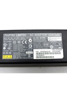 Fujitsu Netzteil AC Adapter  DC 19V 6,32A CP483440-02  FPCAC68Z